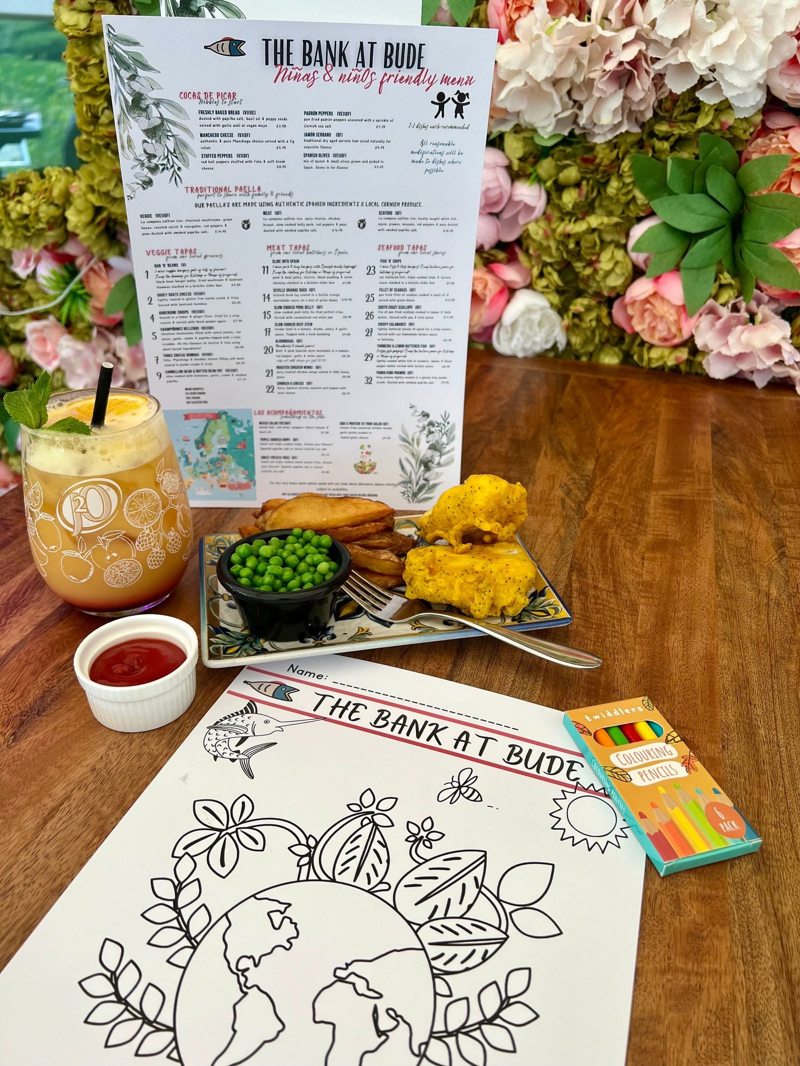 The children’s “niños & niñas” menu, a kids’ meal and a colouring sheet at The Bank at Bude